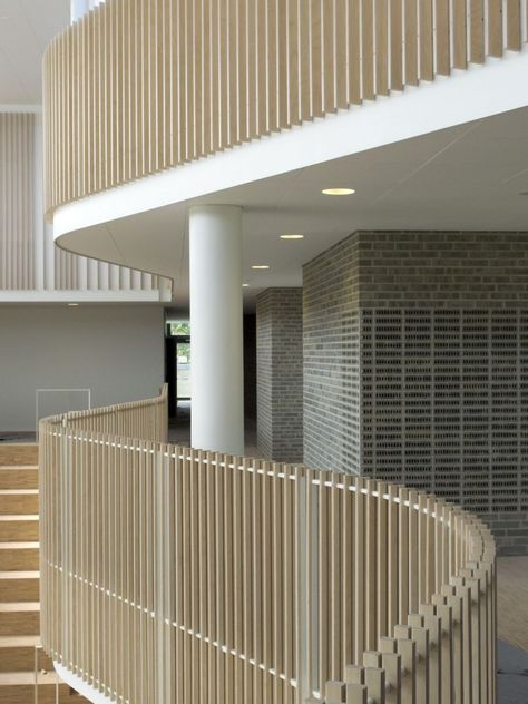 International School Ikast Brande / CF Moller Wood Railing, School Interior, Wood Architecture, Stair Handrail, Office Buildings, Balcony Railing, Patio Interior, Railing Design, International School