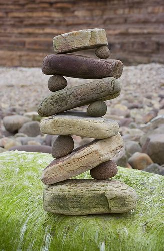 Rock Garden Art Diy Projects, Creative Rock Garden Ideas, Rock Yard Art, Rock Display Ideas Diy, Entrance Sculpture, Rocks Decor, Outdoor Sculpture Garden, Caillou Roche, Fall Rocks