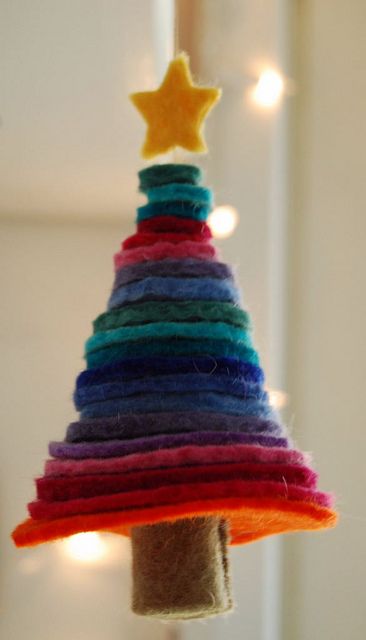 Felt Christmas tree.  This would be so cute tied to a holiday present and then later used as a Christmas ornament Juleverksted For Barn, Jul Diy, Christmas Trees For Kids, Diy Jul, Felt Tree, Tabletop Christmas Tree, Felt Christmas Tree, Navidad Christmas, Felt Christmas Ornaments