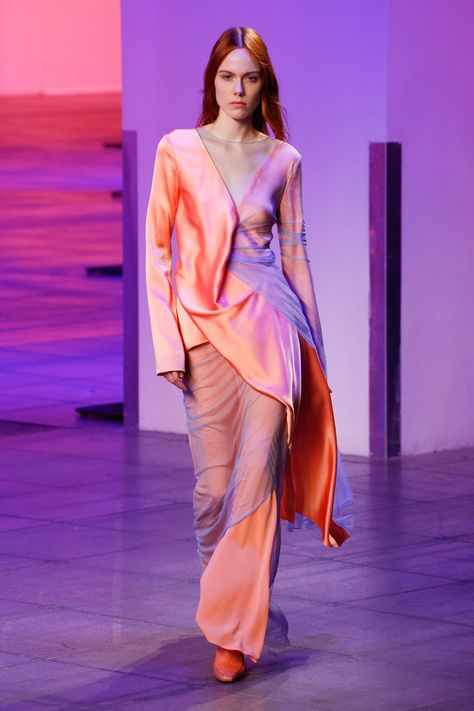 The complete Sies Marjan Fall 2018 Ready-to-Wear fashion show now on Vogue Runway. Gradient Fashion, Sies Marjan, Dolly Fashion, Mode Rose, Fall Runway, Fashion Week 2018, Ombre Fashion, Fashion Weeks, Fashion Images