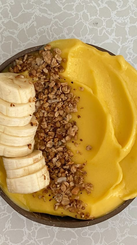 Yellow Smoothie Aesthetic, Mango Smoothie Bowl Recipes, Mango Smoothie Aesthetic, Yellow Smoothie Bowl, Yellow Smoothie, Melon Bowl, Mango Breakfast, Tropical Smoothie Bowl, Mango Coconut Smoothie