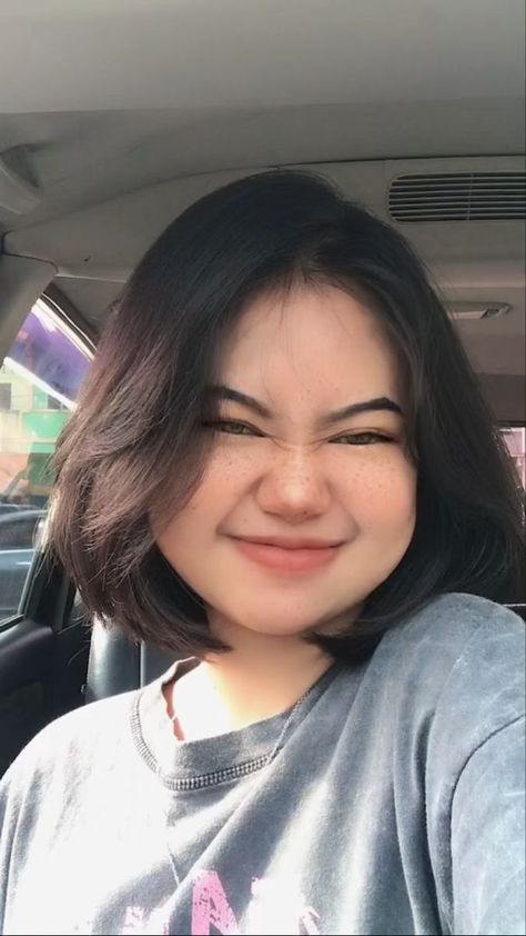 Shorthair Haircut For Round Face, Short Hair Ideas For Chubby Face, Short Hair In Round Face, Short Haircuts Plus Size, Fox Haircut Korean, Haïr Style For Fat Face, Round Face Haircuts Short Plus Size, Chubby Short Hair Round Faces, Chubby Girl Hairstyles