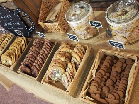 Rosie's Cookie Box Market Stall with rustic wooden boxes, crates, hessian tablecloths and chalkboard signs. http://www.rosiescookiebox.com/ Cookie Table Display Ideas, Cookie Display Ideas, Cookies Display, Bake Sale Displays, Crumble Cookie, Cake Stall, Cookie Display, Cookie Stand, Cookie Table