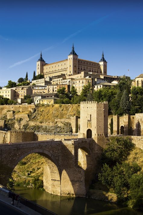 Vista de Toledo Alcazar Castle, Spain Toledo, Toledo Cathedral, Toledo Spain, Al Andalus, Europe Vacation, Beautiful Castles, Italy Photo, Medieval Town