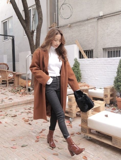 Pointed Boots Outfit, Korean Autumn Outfit, Minimalist Chic Fashion, Outfit Botas, Outfit Elegantes, White Turtleneck, Tumblr Fashion, Coat Outfits, Fashion Korean