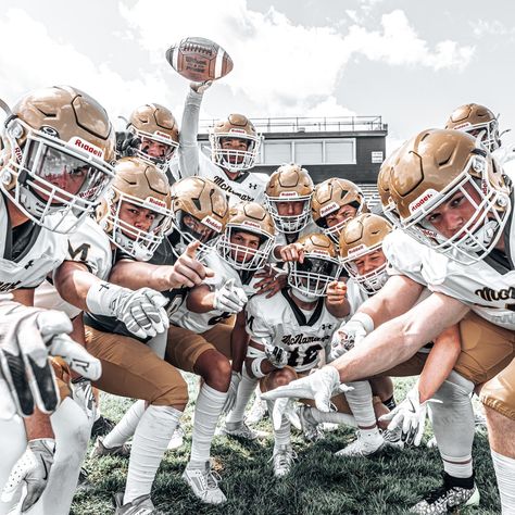 Part two ✌🏻with the Mac football varsity crew!! Can you tell that these photos were a blast to create?! My kiddos play football, and our family has been tried and true Bears fans for years, so this shoot let my creativity and passion run wild! We’re so excited to be a part of this football program. It’s in an exciting phase with so many young gentleman that are fired up. I’m excited to watch this team over the next handful of years!!! 🏈 Just obsessed with all the Sportraits happening arou... Senior Football Team Picture Ideas, Football Team Photo Ideas, Flag Football Team Pictures, Basketball Team Photoshoot Ideas, Football Team Ideas, Sports Group Photos, Team Football Pictures, Football Boys Pictures, Football Game Photo Ideas