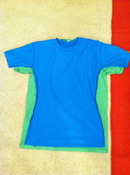 Upcycle Too Big Tshirt, How To Alter Shirts That Are Too Big, How To Shorten A Tshirt, Resize Clothes, Tshirt Too Big, How To Alter A T Shirt, Tshirt Redesign, Shirt Too Big Hacks, Altering Shirts