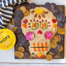 Day Of The Dead Charcuterie Board, Day Of The Dead Snacks, Day Of The Dead Food, Adults Halloween Party, Halloween Party Aesthetic, Aesthetic Halloween Party, Teen Halloween Party, Halloween Dip, Halloween Party For Kids