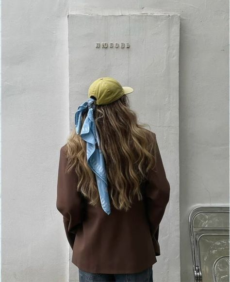 Baseball Cap Fashion, Parisienne Chic, Scarf Outfit, Brown Blazer, Cap Fashion, Scarf Silk, Dad Cap, Look Of The Day, Hat Scarf