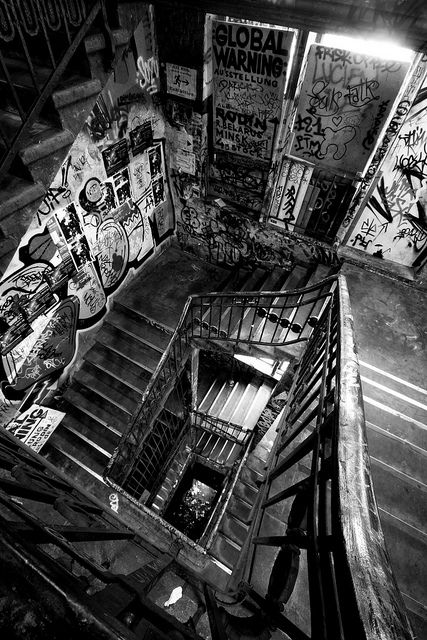 Urban art set upon classic design. Street Photography Urban, Stair Well, Urbane Kunst, Urban Graffiti, Art Tumblr, Black And White Photograph, Berlin Wall, Black And White Aesthetic, Grunge Photography