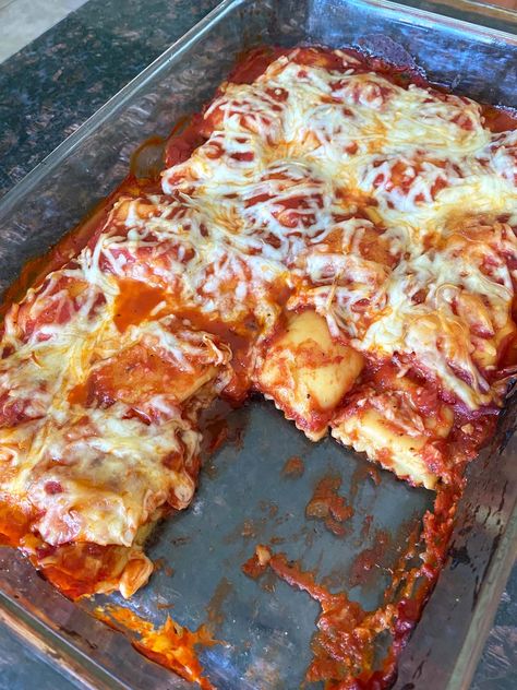 Cheese Ravioli Bake, Frozen Ravioli Bake, Frozen Ravioli Recipes, Ravioli Dinner Ideas, Beef Ravioli Recipe, Cheese Ravioli Recipe, Baked Ravioli Casserole, Baked Ravioli Recipe, Ravioli Casserole