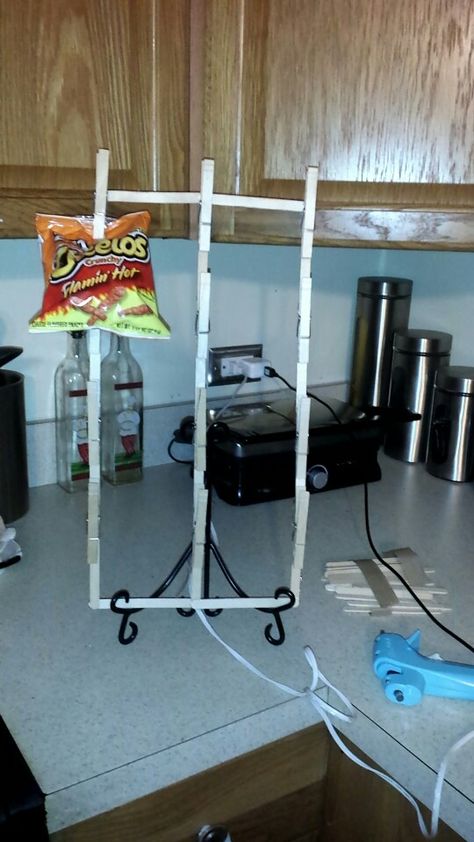 Potato chips DIY display Concession Stand Ideas Diy How To Make, Diy Chip Display, Chip Bag Display For Party, Diy Chip Bag Display Stand, Chip Display For Party, Concession Stand Ideas Diy, Diy Treat Stand, Diy Storage Containers, Snack Display