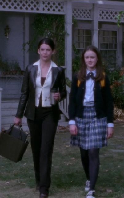 2000s Fall Fashion, Outfits Cafe, Mini Skirt Knee High Boots, Lorelai Gilmore Outfits, Aesthetic Mini Skirt, Rory Gilmore Outfits, Young Professional Fashion, Lorelai Gilmore Style, 2000s Fall