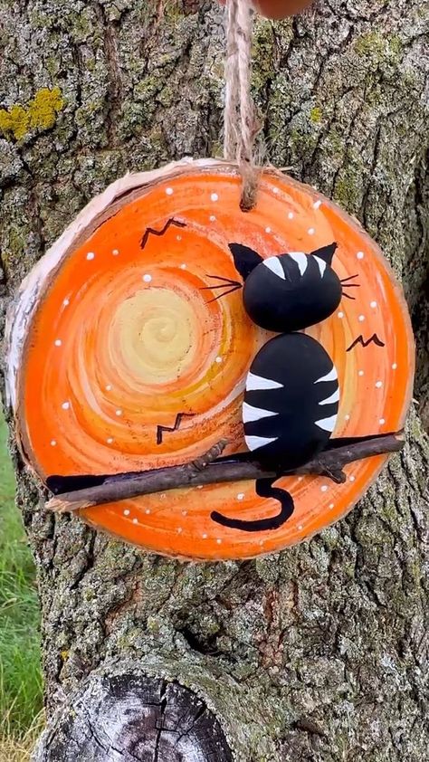 Log Craft Ideas, Wood Slice Halloween Crafts, Small Wood Painting Ideas, Small Wood Slice Crafts, Halloween Pebble Art, Painting Ideas On Wood Easy, Wood Slice Ideas, Halloween Pebbles, Wood Slice Art Decor