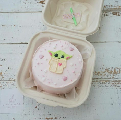 Sage Green Birthday Cakes For Women, Mini Tortas Aesthetic, Funny Cake Designs Birthday, Grogu Birthday Cake, Funny Bento Cake, Grogu Cake, Funny Cake Designs, Baby Yoda Cake, Lunchbox Cake