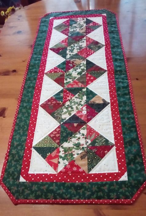 Christmas Twist Table Runner PDF - Etsy Australia Easy Patchwork, Christmas Table Runner Pattern, Quilted Table Runners Christmas, Table Runner Christmas, Runner Pattern, Patchwork Table Runner, Christmas Patchwork, Beginner Quilt, Christmas Tree On Table