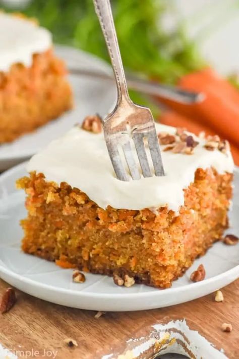 This easy Carrot Cake recipe is moist, full of great spices and flavors, and topped with the best cream cheese frosting and chopped pecans, making it an irresistible homemade cake. If you are looking for the perfect carrot cake recipe from scratch, this is it! Carrot Zucchini Cake, Cake Garnish, Carrot Cake Recipe From Scratch, Carrot Cake Bars Recipe, Carrot Zucchini, Carrot Cake Bars, Carrot Cake Recipe Easy, Homemade Carrot Cake, Grated Zucchini