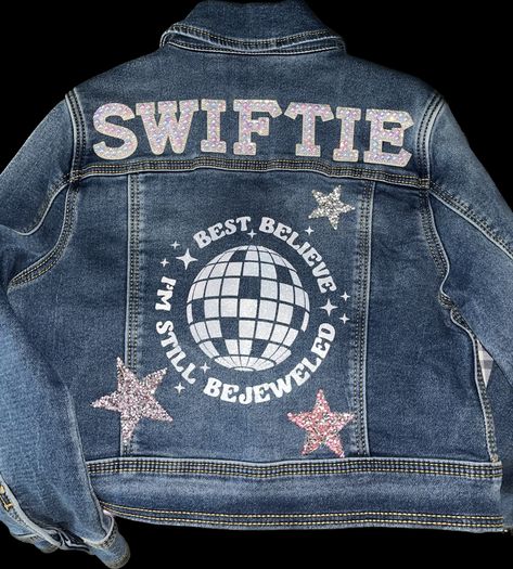 Taylor Swift “swiftie” inspired jacket Taylor Swift Lover Era Outfits, Lover Era Outfits, Eras Merch, Outfits On A Budget, Taylor Swift Lover Era, Era Outfits, Jean Jacket Diy, Taylor Swift Swiftie, Customised Denim Jacket