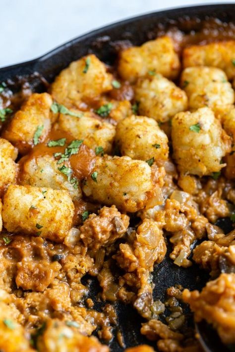 Tator Tot Casserole Vegan, Dairy Free Tater Tot Hotdish, Vegan Tater Tots, Tator Tot Casserole Vegetarian, Vegan Potato Dinner Recipes, Vegan Tater Tot Recipes, Dairy Free Tater Tot Casserole, Meatless Tater Tot Casserole, Vegetarian Tater Tot Casserole