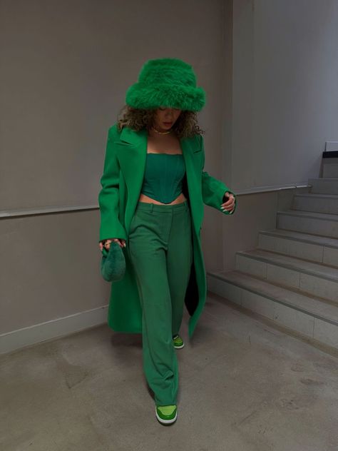 Monochromatic Outfit Green, Monochrome Outfit Aesthetic, Green Monochrome Outfit, Monochromatic Outfit Aesthetic, All Green Outfit, Jeans Dress Outfit, Green Monochromatic, Casual Attire For Women, Monochromatic Fashion