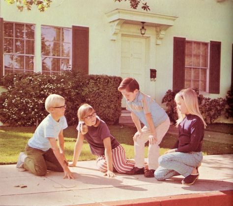 snapshot kids playing outside 1970s. Sofia Coppola Movies, Beau Film, I Love Cinema, Sofia Coppola, Coming Of Age, Film Serie, Film Stills, Movies Showing, Cinematography