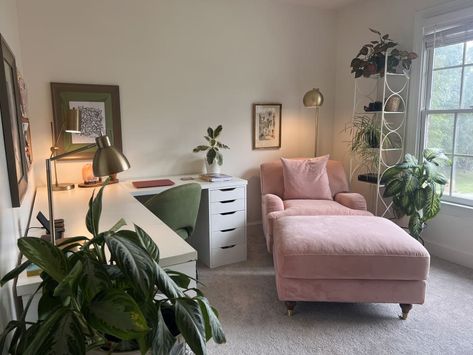 Office with white large desk, pink cozy lounge chaise, plants, and art Chaise In Office, Office And Reading Room Combo, Small Office With Chaise Lounge, Home Office Lounge Chair, Home Office With Reading Area, Craft Reading Room, Small Office And Reading Room, Office Couch Bed, Small Couch In Office