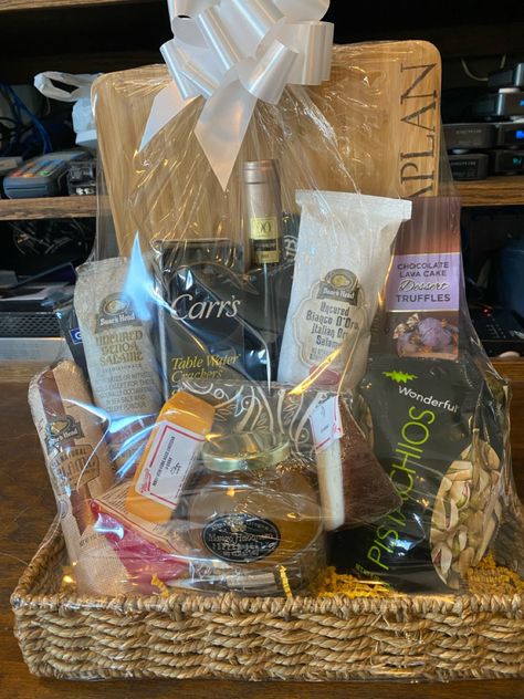 Cheese Board Basket, Cheese And Wine Basket, Charcuterie Themed Gift Basket, Cheese And Cracker Gift Basket Ideas, Charcuterie Board Gift Baskets, Charcuterie Board Basket Ideas, Wine And Charcuterie Gift Basket, Charcuterie Raffle Basket Ideas, Wine And Cheese Basket Ideas Gift