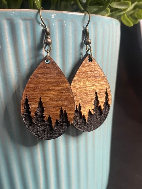 Wooden Teardrop Earrings Diy, Wooden Earring Ideas, Handmade Wood Earrings, Wooden Accessories Jewelry, Wood Engraved Earrings, Wood Earring Designs, Wood Burned Earrings Diy, Laser Engraving Jewelry, Wooden Earrings Laser Cut