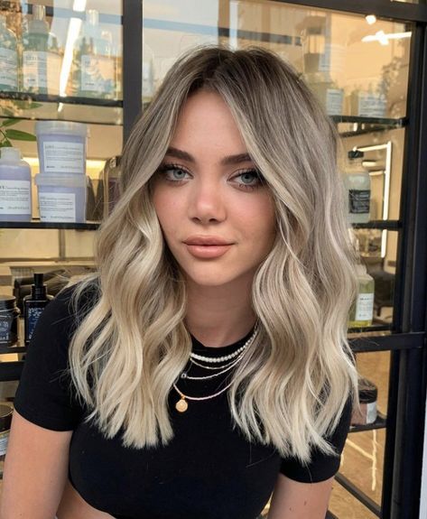 Blonde Hair With Dark Roots Short, Abby Howard Hair, Blonde With Dark Shadow Roots, Blonde Hair Color Ideas Dark Roots, Brown Root Smudge Blonde Hair, Root Drag Blonde Balayage, Short Layered Balayage Hair, Stretched Roots Blonde, Shadow Root Blonde With Money Piece