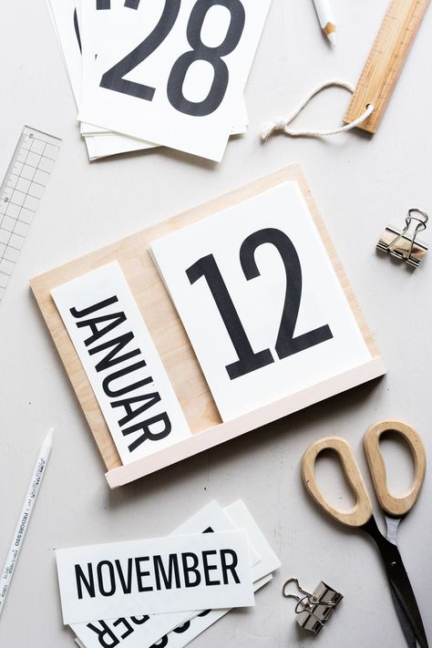 Kalender 2020 kostenlos ausdrucken - ich zeige euch, wir ihr im Handumdrehen einen minimalistischen Tischkalender aus Holz selber machen könnt. Die Vorlage für den Tageskalender habe ich als gratis Freebie für euch vorbereitet. Mehr dazu auf meinem DIY Blog! Diy Kalender, Diy Office, Calendar 2020, Rope Basket, Diy Blog, Accessories Shop, Easy Crafts, Diy And Crafts, Make It Yourself