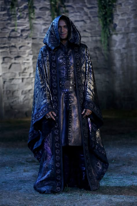 Merlin in Season 5 of "Once Upon a Time" Behind the scenes Wizard Clothes, Elliot Knight, Wizard Design, Fantasy Aesthetics, Magic Fashion, Wizard Robes, Wizard Costume, Moon Princess, Vampire Costume