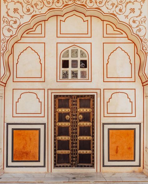 Indian architecture. 📷 @reispackers Indian Windows, Royal Rajput Wallpaper, Rajput Wallpaper, Modern India, India Architecture, Persian Architecture, Mughal Architecture, Inspiration Images, Asian Architecture