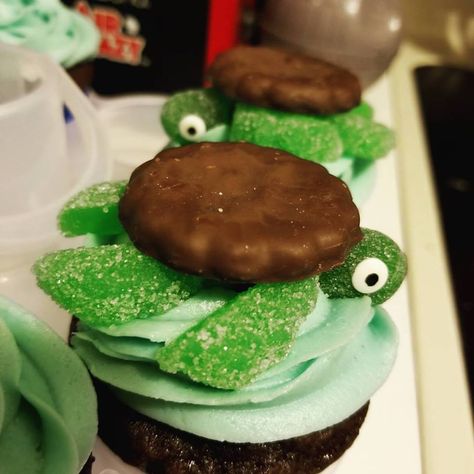 Turtle Birthday Cupcakes, Turtle Treats, Turtle Snacks, Sea Turtle Cupcakes, Camp Snacks, Turtle Cupcakes, Combined Birthday Parties, First Birthday Cupcakes, Baker Cake