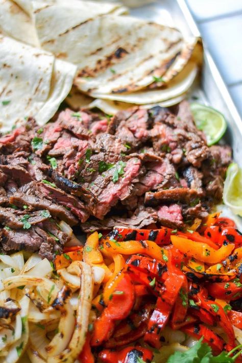 Skirt Steak Fajitas, Resep Steak, Steak Fajitas, Skirt Steak, Flank Steak, Beef Dishes, Fajitas, Tortillas, Nachos