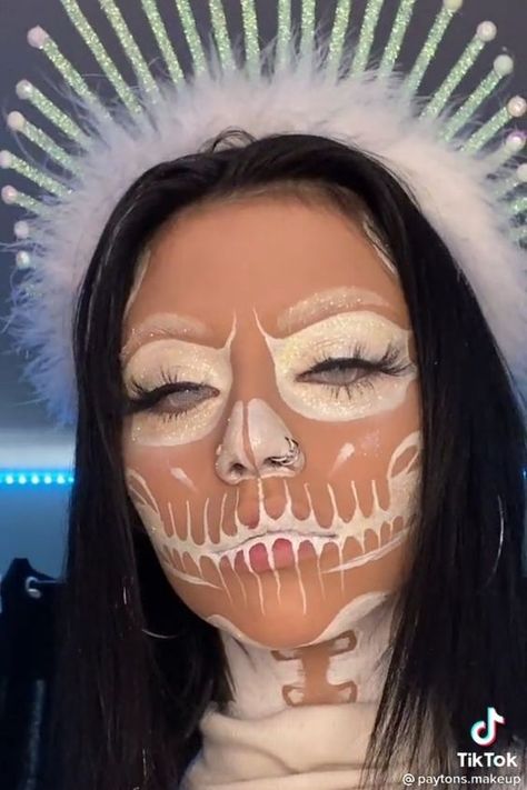 Holween Makeup Ideas, Half Clown Half Skull Makeup, Horror Makeup Halloween, White Skeleton Makeup, Halloween Aesthetic Disfraz, Maquillaje Halloween Aesthetic, Cool Makeup Looks Creative Halloween, Skeleton Makeup Aesthetic, Make Up Halloween Mujer