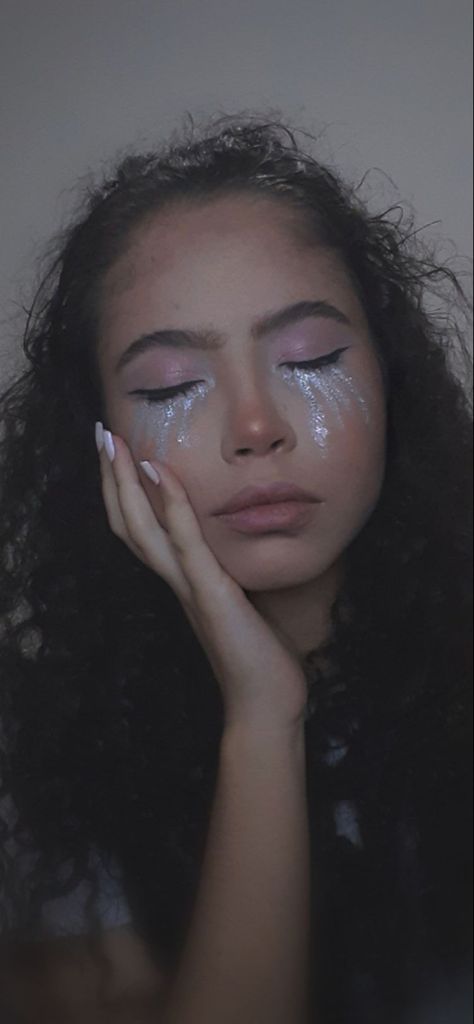 Tear Glitter Makeup, Stars Makeup Glitter, Makeup Tears Glitter, Mascara Tears Make Up, Glittery Tears Makeup, Tear Makeup Looks, Euphoria Tears Makeup, Glitter Tears Photoshoot, White Tears Makeup