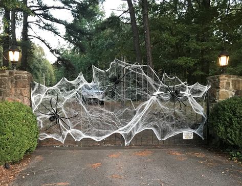 Halloween Gate Diy, Gate Halloween Decor, Halloween Gates Entrance, Fall Gate Decor, Halloween Decorations Fence, Halloween Gate Decor, Fence Halloween Decorations, Halloween Gate Decorations, Halloween Fence Decor