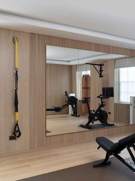 Chelsea Home Gym - Paragon Studio | Luxury Gym Portfolio Home Gym Locker Room, Wellness Home Aesthetic, Gym Aesthetic Interior Design, Luxury Fitness Aesthetic, Home Gym With Sauna, Black Home Gym, Home Gym Aesthetic, Aesthetic Home Gym, Ruang Gym