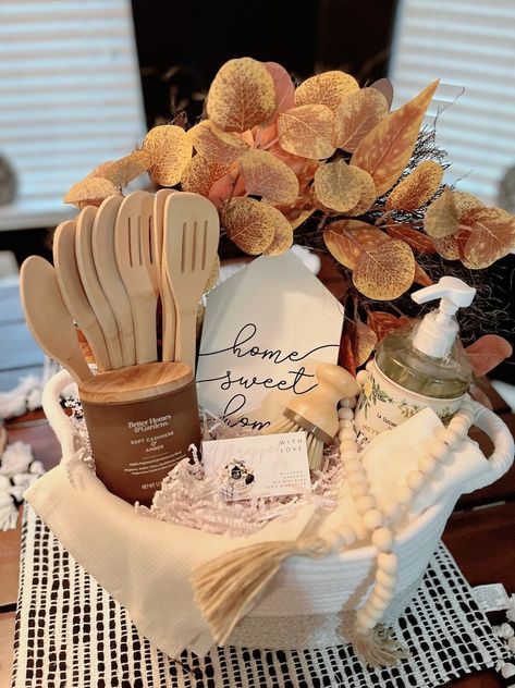 Large Kitchen House Warming Closing Gift Basket - Etsy Cooking Gift Basket Ideas, Bridal Shower Ideas Gifts, Cooking Gift Basket, Real Estate Gift Basket, Cooking Gifts Basket, Closing Gift Basket, Client Gift Baskets, Business Gift Baskets, Creative Gift Baskets