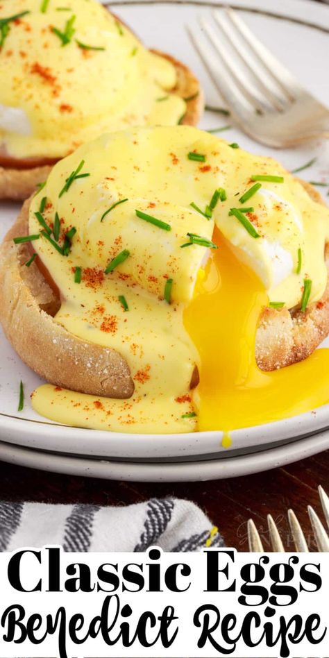 Classic Eggs Benedict Recipe, Eggs Different Ways, Egg Benedict Recipe, Eggs Benedict Hollandaise, Light Breakfast Ideas, Easy Eggs Benedict Recipe, Benedict Casserole, Omlet Recipes, Easy Eggs Benedict