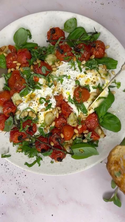 Food and Fit 101 | Spinach Pasta 💚 (via: @natali_poluyanova_) Ingredients: ▫️ pasta - 80 g ▫️ cherry tomatoes - 200 g ▫️ cottage cheese - 120 g ▫️ spinach - … | Instagram Burrata Tomato, Slow Roasted Lamb Shoulder, Tomato Snacks, Dried Basil, Baked Tomatoes, Spinach Pasta, Free Keto Recipes, Keto Cookbook, Lunch Meal Prep