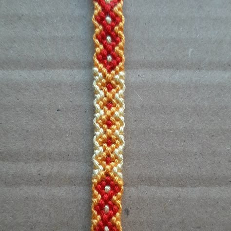 Fall Friendship Bracelets, Orange Friendship Bracelet, Bracelet Stuff, Bracelet Book, Cool Friendship Bracelets, String Bracelet Patterns, Friendship Bracelet Patterns Easy, Yarn Bracelets, Cute Friendship Bracelets