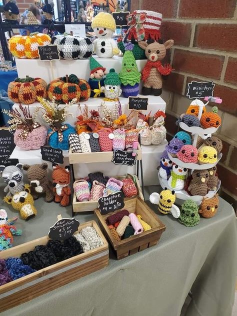 Market Displays Table Ideas, Crochet For Market Stall, Vendor Booth Display Ideas Crochet, Amigurumi Market Display, Crochet Craft Table Display, Simple Cute Crochet Ideas Easy, Crochet Vendor Display Ideas, Crochet Stall Display Ideas, Crafts To Sell At Craft Fair