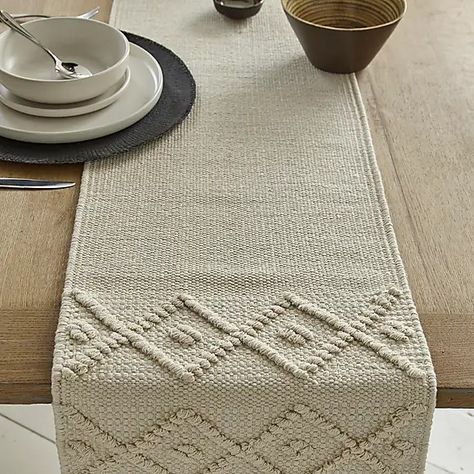 Dining Table Centerpiece Everyday, Placemats Ideas Dining Rooms, Modern Contemporary Kitchen Design, Dining Room Updates, Macrame Runner, Dining Table Cloth, Modern Table Runners, Macrame Table, Dining Room Table Centerpieces