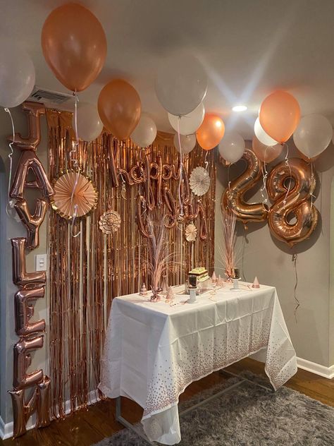 Cute Small Birthday Decorations, Simple Table Decorations For Birthday, Birthday Party Aesthetic Decorations, Birthday Party Decorations Easy, Pink And White Birthday Decor, Pink And White Decorations, Simple Birthday Party Decorations, Small Birthday Decorations Simple, Birthday Ideas Decorations