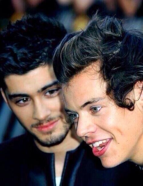 Zayn Malik and Harry Styles Zarry Stylik, Dark Harry, Harry Styles 2013, Zayn Malik Pics, Harry Styles Cute, Mr Style, I Love One Direction, 1 Direction, Harry Edward Styles