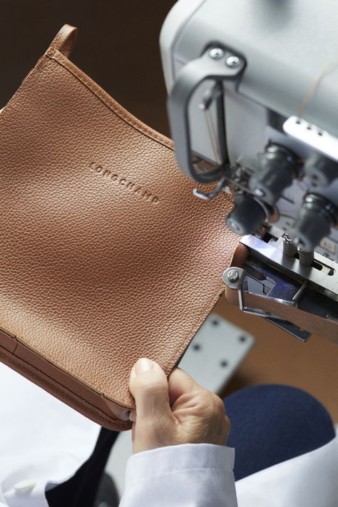 Factory Photography, Instagram Pro, Close Up Photography, Leather Bag Women, Leather Craft, Trunk, Bags Women, Leather Wallet, Leather Bag