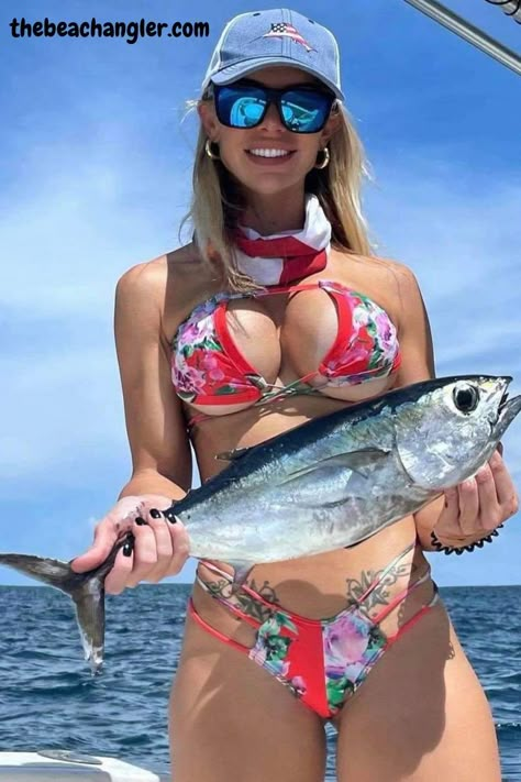 Fishing Pictures, Fishing Girls, Fishing Life, Gone Fishing, Fishing Outfits, Kayak Fishing, Saltwater Fishing, Fishing Trip, Up Girl