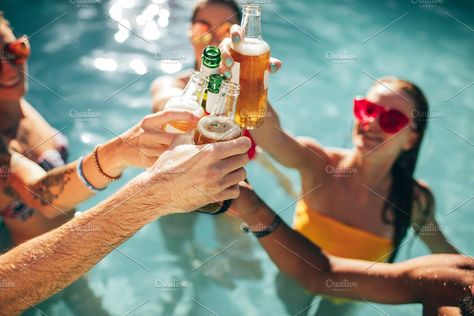 Pool Lifestyle, Pool Events, Pool Drinks, Persona Feliz, Friends Enjoying, Beer Friends, Party Swimming Pool, Friends Drinks, Party Photoshoot