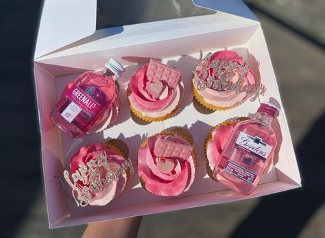 Baddie Birthday Cupcakes, 23 Birthday Cupcake Ideas, 19th Birthday Cupcakes Ideas, 18th Cupcakes Birthday, 21 Cupcakes Birthday Ideas, 21st Bday Cupcakes, Baddie Cupcakes, Boujee Cupcakes, 19th Birthday Cupcakes